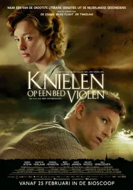 Knielen op een bed violen